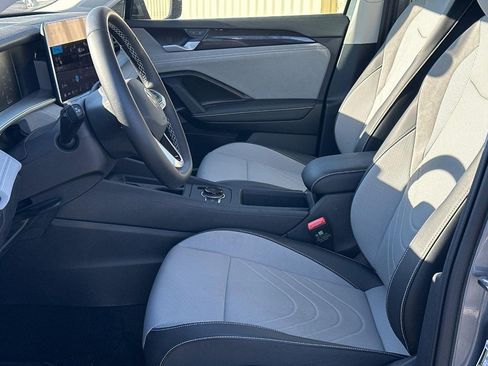 Used 2025 Volkswagen Tiguan SE image 18