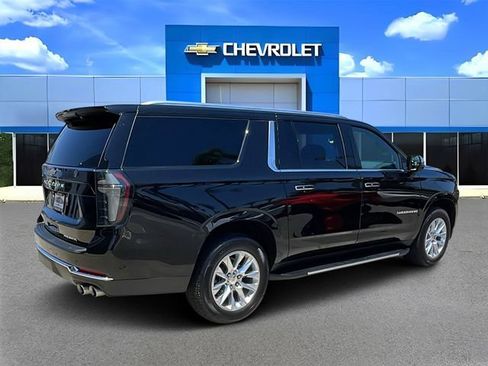 Used 2025 Chevrolet Suburban Premier RWD image 3