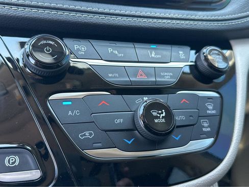 Used 2022 Chrysler Pacifica Limited image 26