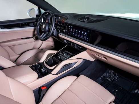 Certified 2025 Porsche Cayenne image 14