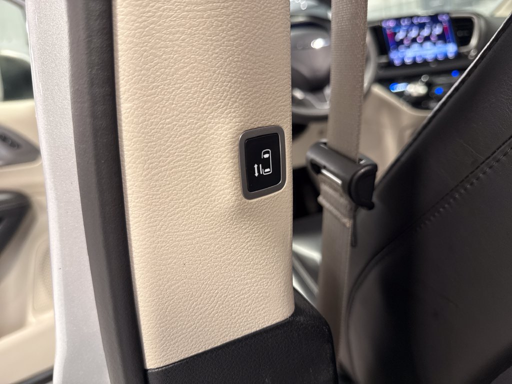 Used 2023 Chrysler Pacifica Touring-L FWD image 43