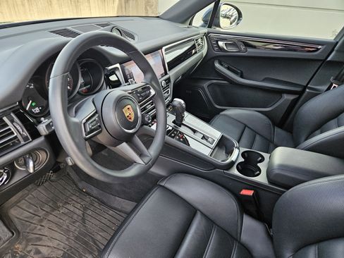 Certified 2025 Porsche Macan image 4