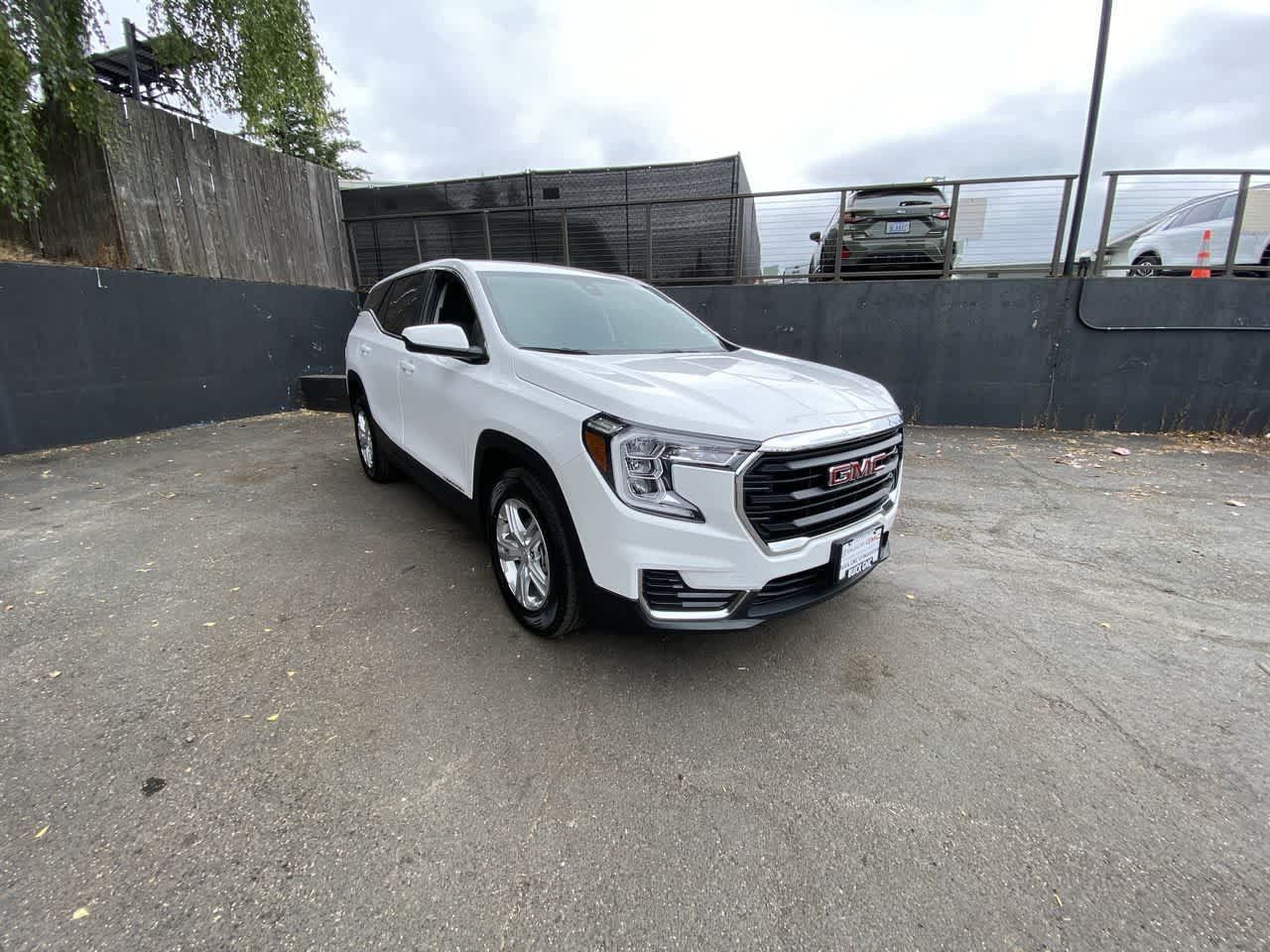 Used 2024 GMC Terrain SLE AWD/4WD image 8