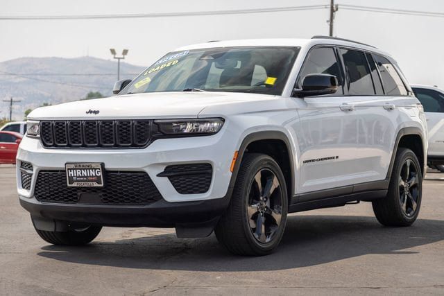 Used 2023 Jeep Grand Cherokee Altitude AWD/4WD image 44