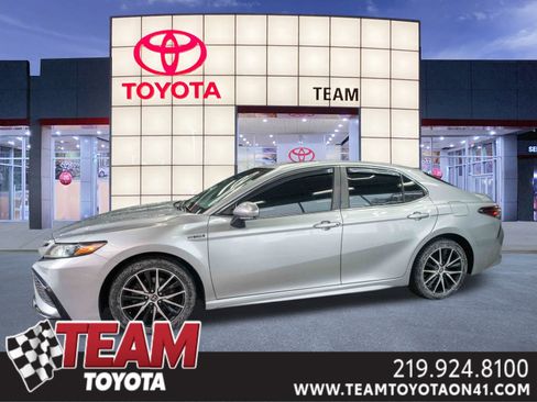 Used 2021 Toyota Camry SE image 1