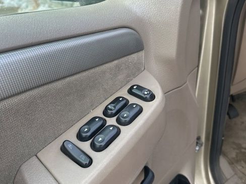 Used 2003 Ford Explorer XLT image 9