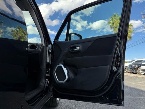 Used 2019 Jeep Renegade Latitude w/ UConnect 8.4 Nav Group image 33