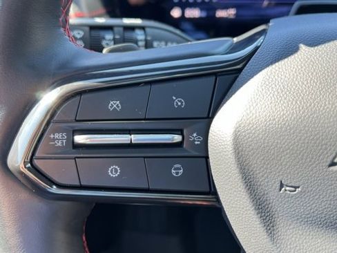 Used 2025 Chevrolet Traverse RS image 39