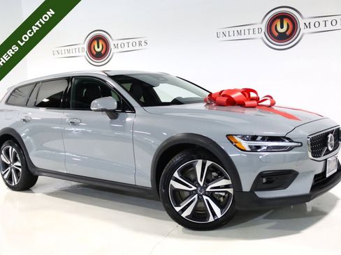 Used 2025 Volvo V60 B5 Cross Country Plus image 1