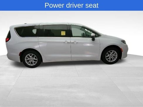 Used 2023 Chrysler Pacifica Touring-L FWD image 9