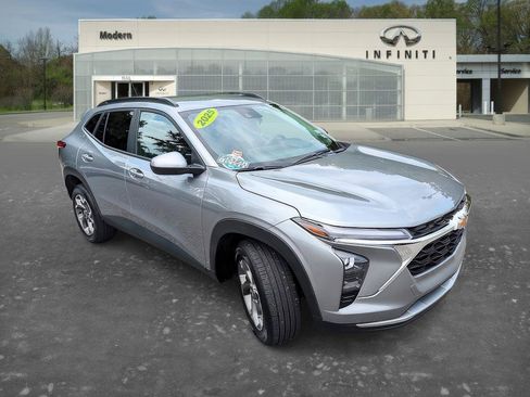 Used 2025 Chevrolet Trax LT FWD image 2