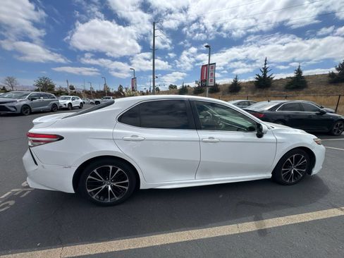 Used 2018 Toyota Camry SE w/ Moonroof Package FWD image 8