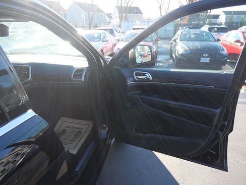 Used 2018 Jeep Grand Cherokee Limited image 20