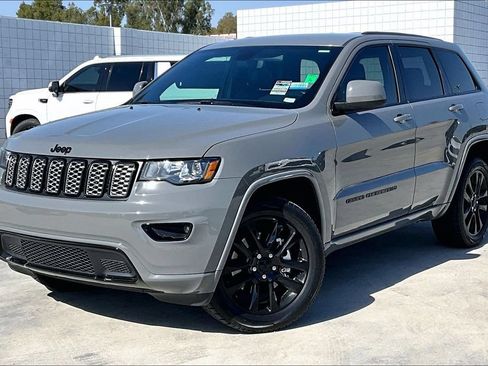 Certified 2022 Jeep Grand Cherokee Laredo X AWD/4WD image 2