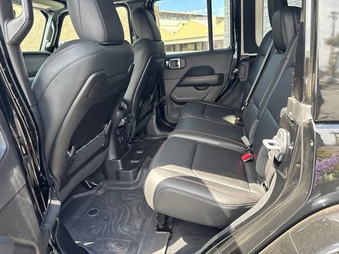 Used 2025 Jeep Wrangler Unlimited Rubicon AWD/4WD image 17