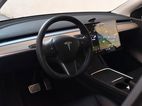 Used 2021 Tesla Model Y Long Range image 16