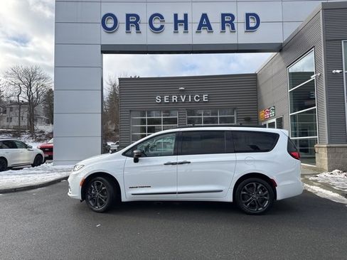 Used 2023 Chrysler Pacifica Touring-L w/ Road Tripper Package image 2