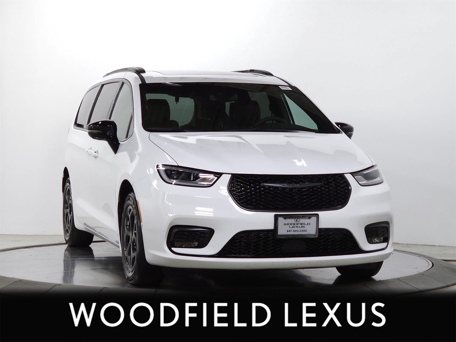 Used 2024 Chrysler Pacifica Premium FWD image 1