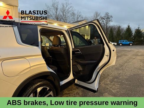 Used 2024 Mitsubishi Outlander 4WD Plug-In Hybrid image 11