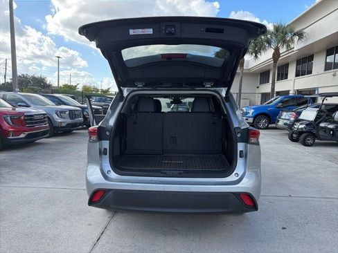 Used 2022 Toyota Highlander XLE image 16