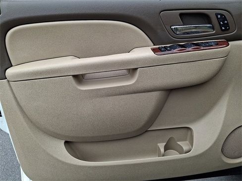 Used 2011 Chevrolet Suburban LTZ image 12