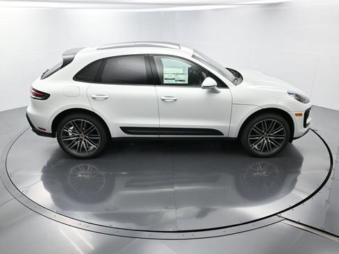 Certified 2025 Porsche Macan AWD/4WD image 39