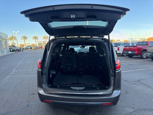 Used 2021 Chrysler Pacifica Touring w/ S Appearance Package image 34