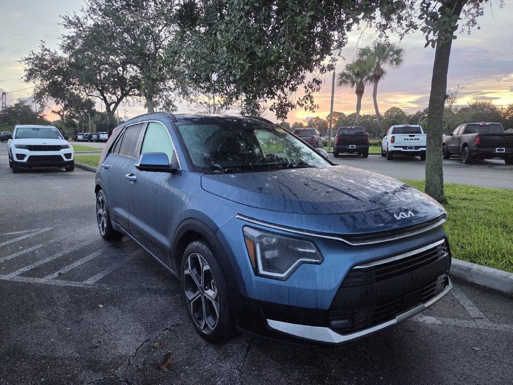 Used 2023 Kia Niro SX Touring FWD image 2
