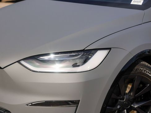 Used 2022 Tesla Model X Plaid image 3