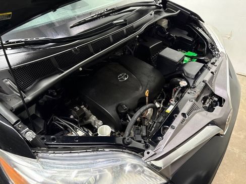 Used 2020 Toyota Sienna L image 43