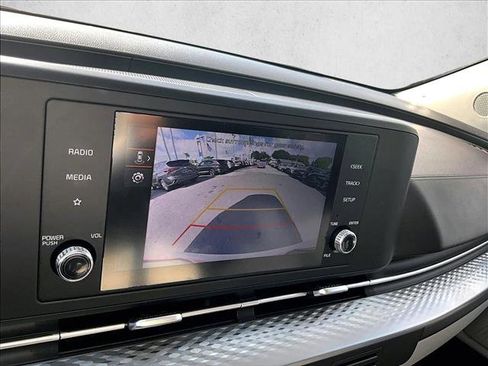 Used 2023 Kia Carnival LX FWD image 22