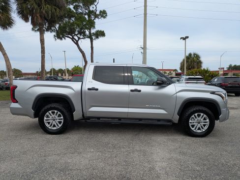 Used 2022 Toyota Tundra SR5 w/ SR5 Convenience Package AWD/4WD image 3