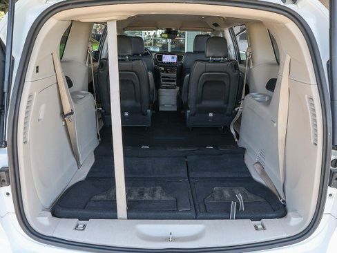 Used 2021 Chrysler Pacifica Touring-L FWD image 32