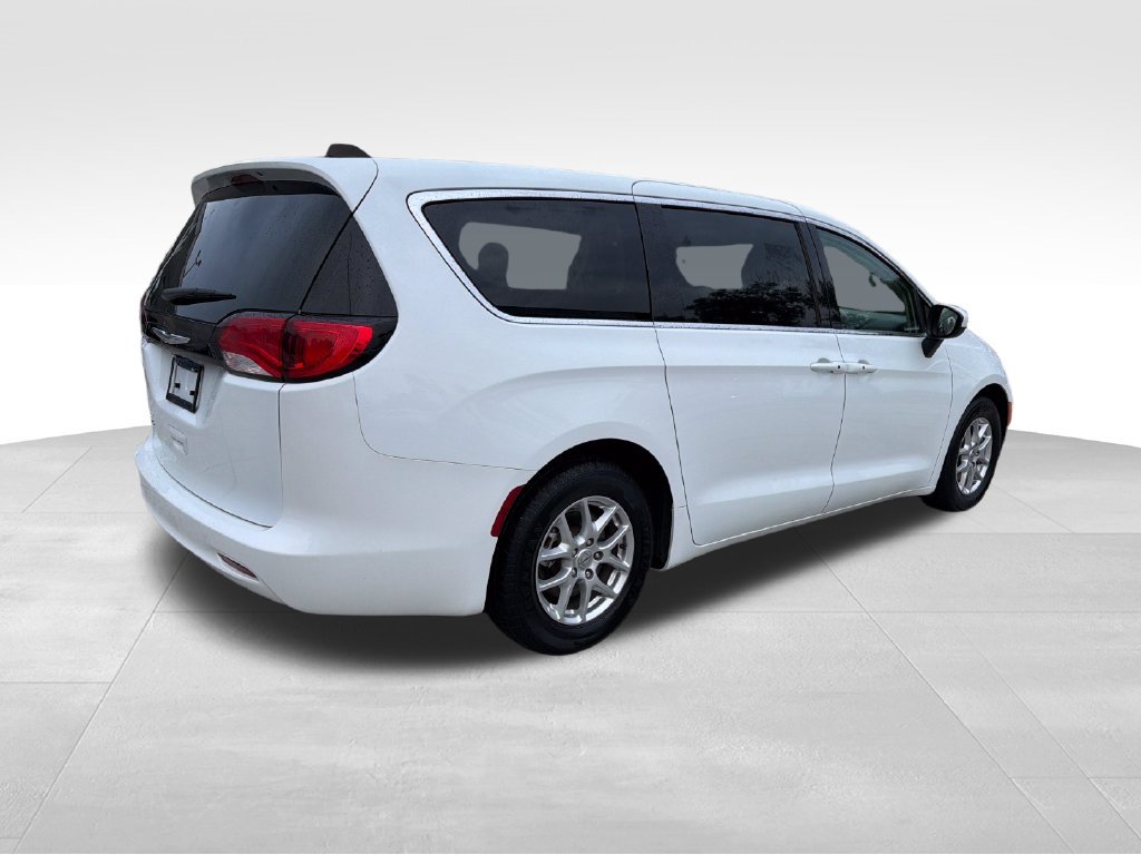 Used 2023 Chrysler Voyager LX FWD image 7