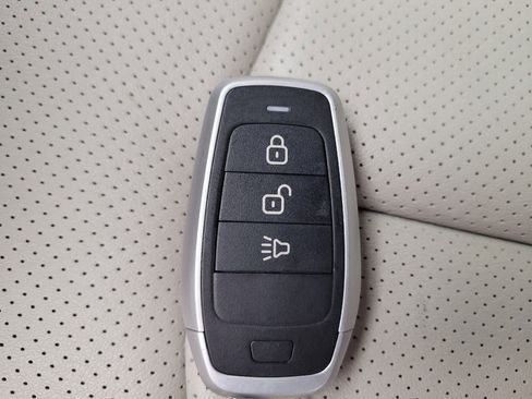 Used 2017 Chrysler Pacifica Limited w/ UConnect Theater Package image 32