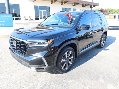 Used 2025 Honda Pilot Touring image 9
