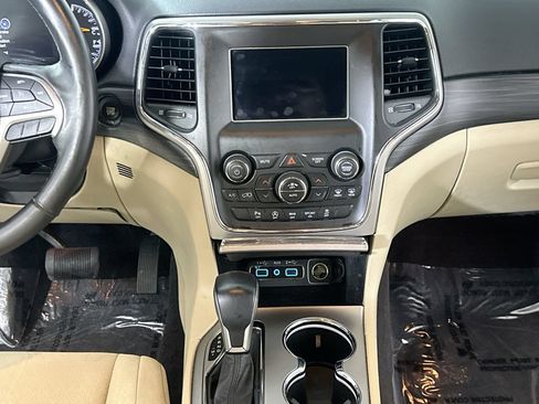 Used 2019 Jeep Grand Cherokee Laredo RWD image 18