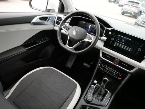 Used 2026 Volkswagen Taos SE w/ Panoramic Sunroof Package AWD/4WD image 9