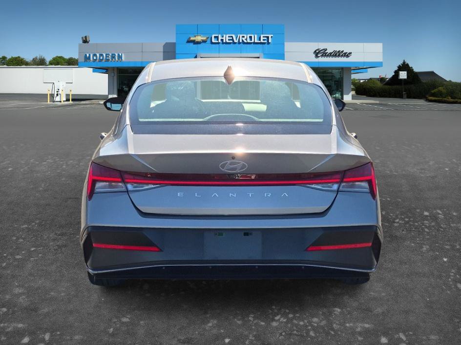Used 2025 Hyundai Elantra SEL FWD image 4