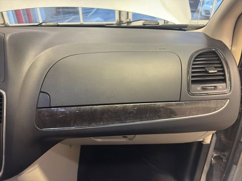 Used 2015 Chrysler Town & Country Touring-L w/ Driver Convenience Group image 21