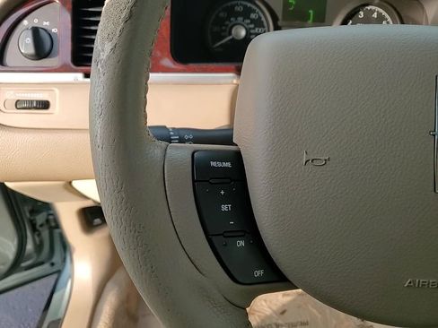 Used 2006 Lincoln Town Car Signature L image 15