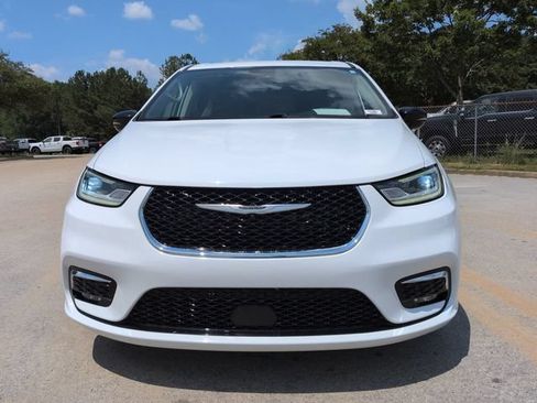 Used 2024 Chrysler Pacifica Touring-L FWD image 9