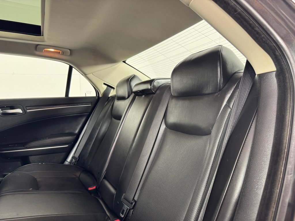 Used 2019 Chrysler 300 Limited AWD/4WD image 17