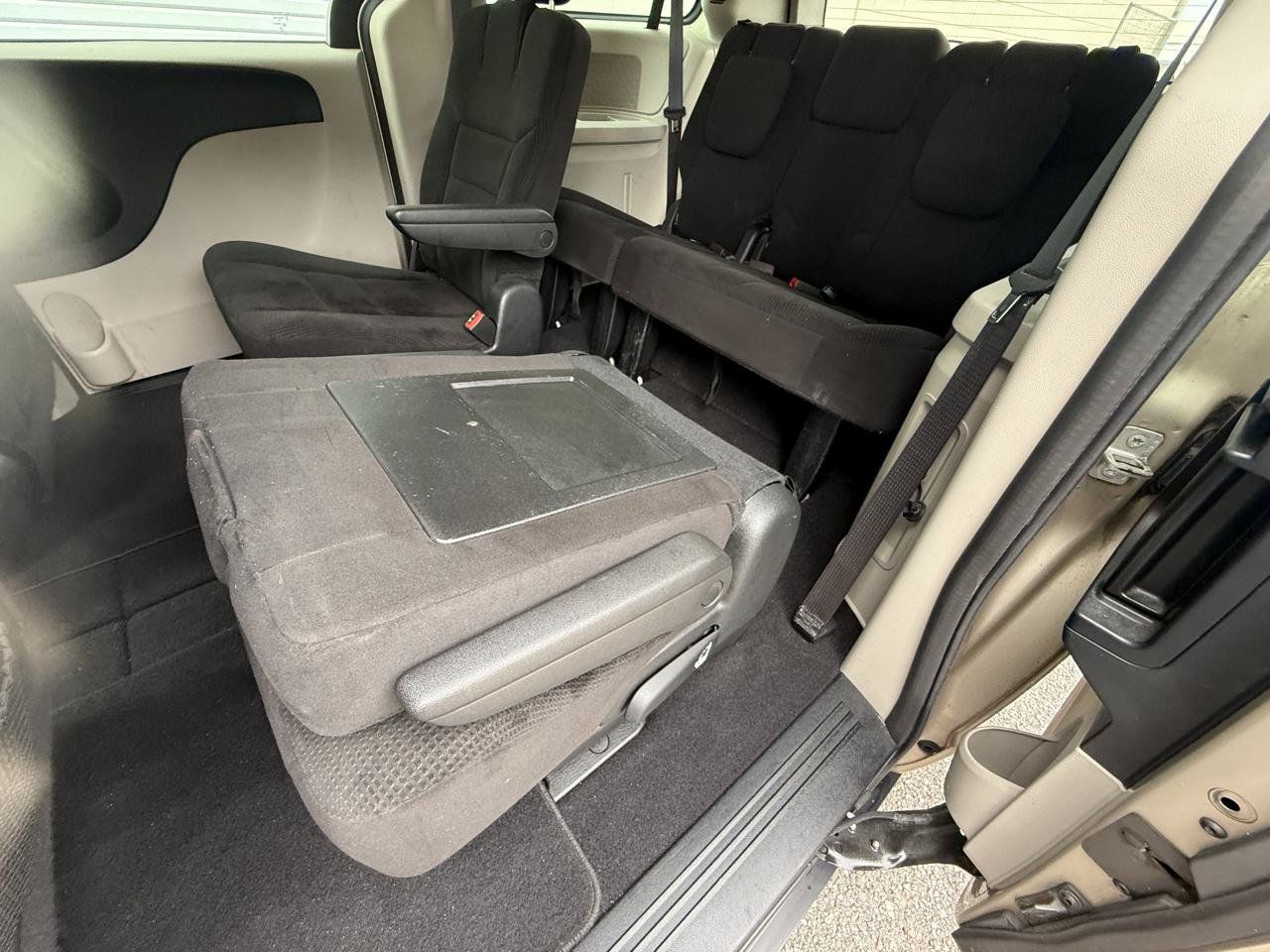 Used 2015 Dodge Grand Caravan American Value Package w/ UConnect Hands-Free Group FWD image 14