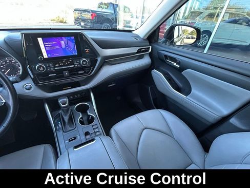 Used 2023 Toyota Highlander XLE FWD image 11