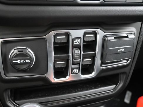 Used 2025 Jeep Wrangler Sahara AWD/4WD image 21