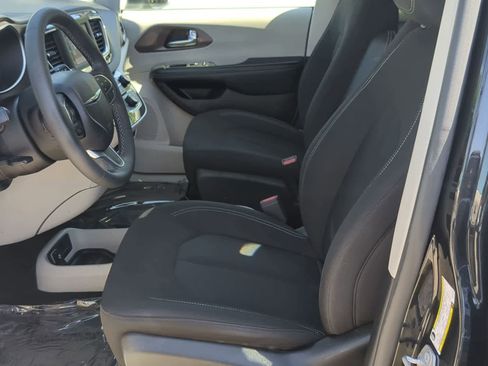 Used 2022 Chrysler Voyager LX FWD image 16