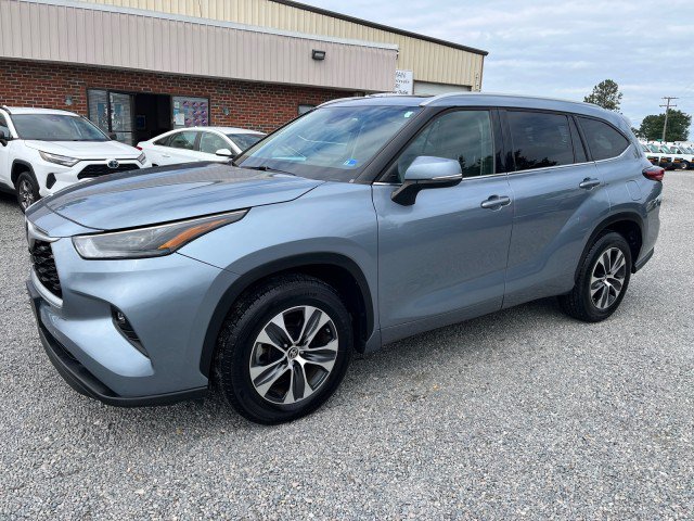 Used 2022 Toyota Highlander XLE FWD image 2