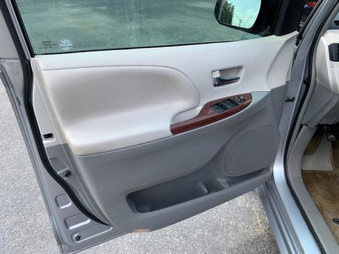 Used 2014 Toyota Sienna XLE FWD image 11