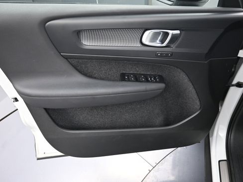 Used 2022 Volvo XC40 T5 R-Design image 21